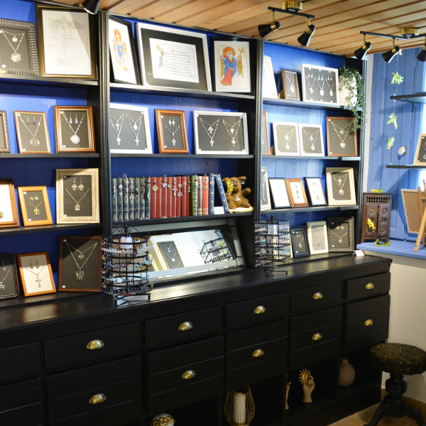 Intérieur de la boutique de La Blanche Hermine, anciennement un herboriste avant-Guerre