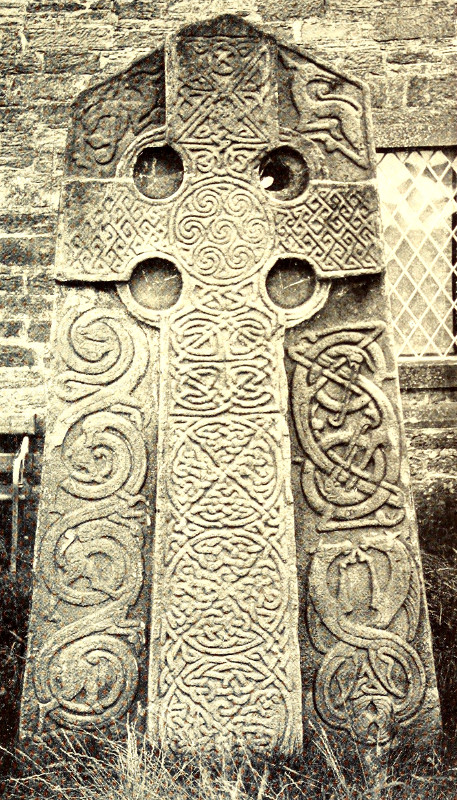 Croix celtique, Aberlemno, Écosse, ornementée de spirales, entrelacs, motifs à clé et zoomorphiques
