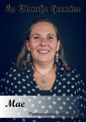 Collier et pendentif + Boucles d'oreilles argent attrape-rêves pentagramme et howlite, bijou paganisme wicca et lithothérapie pour femme, cosplay à Quimperlé, Modèle : Mae, Photographe : Stéphane Faraut