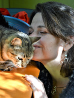 Modèle Aylin Photographe Alain Pengrech boucles d'oreilles lune wicca opalite collier chat bijou lithothérapie
