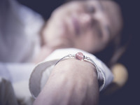 Modèle Aylin Photographe Stéphane Faraut collier boucles d'oreilles bracelet lithothérapie quartz cerise
