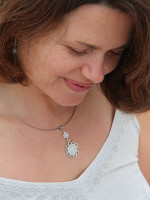 Modèle Aylin collier fleur de vie opalite bijou lithothérapie géométrie sacrée