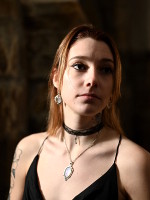 Modèle Célenna Photographe Pete Mitchell collier boucles d'oreilles blanc nacré