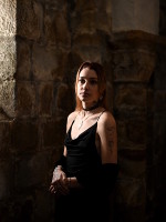 Modèle Célenna Photographe Pete Mitchell collier boucles d'oreilles blanc nacré