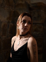 Modèle Célenna Photographe Pete Mitchell collier boucles d'oreilles blanc nacré