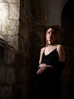 Modèle Célenna Photographe Pete Mitchell collier boucles d'oreilles blanc nacré