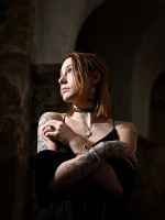 Modèle Célenna Photographe Pete Mitchell collier boucles d'oreilles blanc nacré