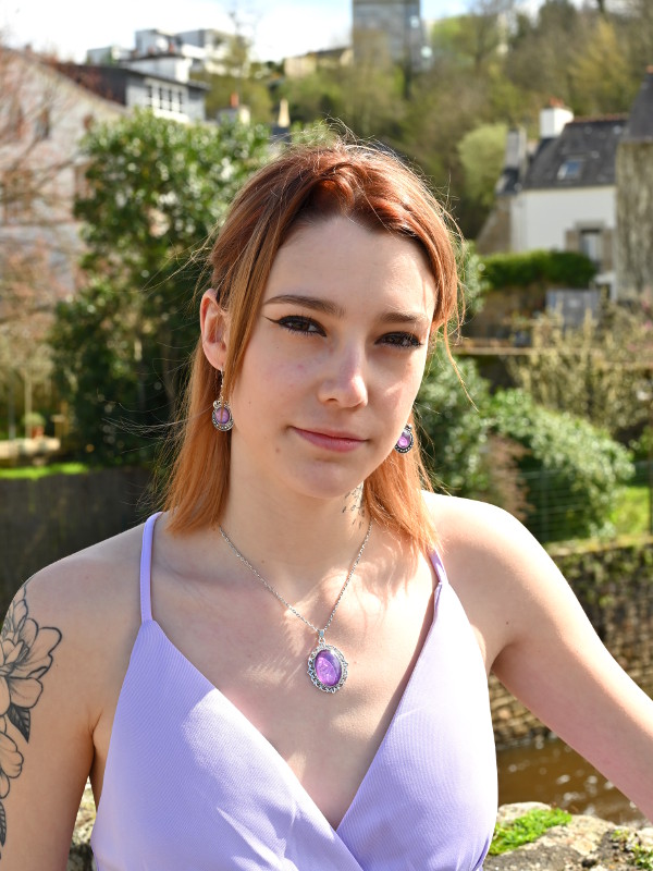Boucles d'oreilles Collier chaîne Argent Violet Lilas bijou gothique pour femme Modèle Célenna Photographe Pete Mitchell