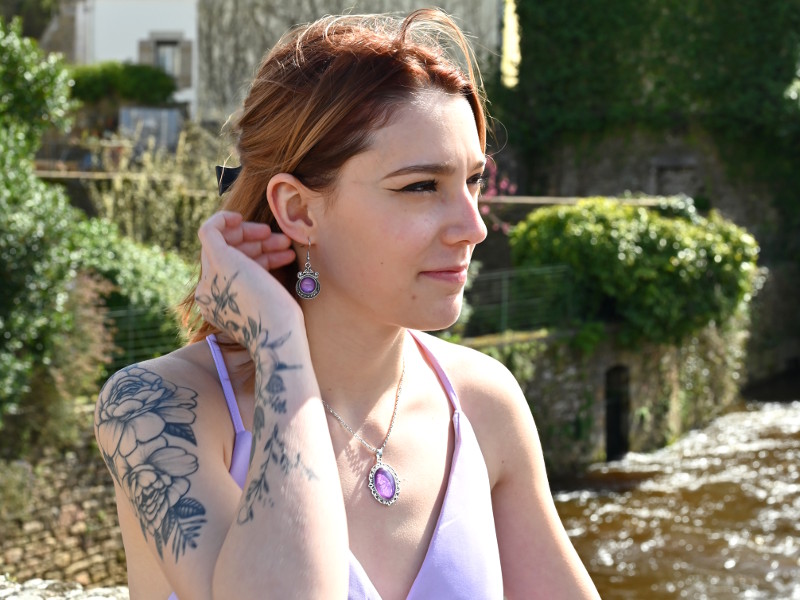 Boucles d'oreilles Collier chaîne Argent Violet Lilas bijou pour femme Modèle Célenna Photographe Pete Mitchell