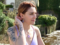 Modèle Célenna Photographe Pete Mitchell collier boucles d'oreilles lilas
