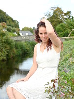 Modèle Lucie Photographe Pete Mitchell collier boucles d'oreilles citrine lithothérapie robe blanche dentelle