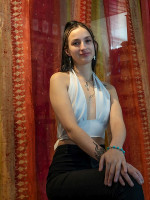Modèle Yael Photographe Pete Mitchell collier boucles d'oreilles Ankh croix de vie argent bracelet howlite turquoise Égypte