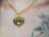 Modèle Yael Photographe Pete Mitchell collier pendentif scarabée égyptien bijou antique Khépri dieu soleil amulette magique
