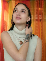 Modèle Yael Photographe Pete Mitchell boucles d'oreilles créoles agate rouge lithothérapie collier pendentif aromathérapie