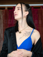 Modèle Yael Photographe Pete Mitchell pendentif scarabée Khépri croix de vie Ankh cornaline lapis lazuli lithothérapie