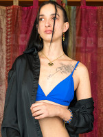 Bracelet Or Lapis lazuli bijou lithothérapie Égypte ancienne Modèle Yael Photographe Pete Mitchell Bracelet Or Lapis lazuli bijou lithothérapie Égypte ancienne Modèle Yael Photographe Pete Mitchell